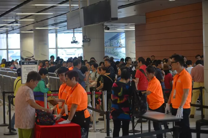 從西九龍站開放日可見,未有供市民自行量度行李的標尺或行李磅。(資料圖片)