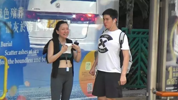 身材有點走樣的甄楚倩,見到高大兒子扮大隻的chok樣,即時爆笑。