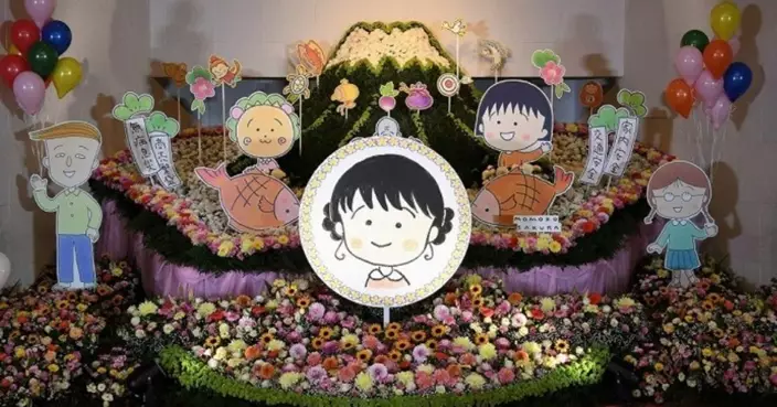 送別會上以小丸子自畫像取代遺照,並有小玉、花輪同學相伴。網上圖片