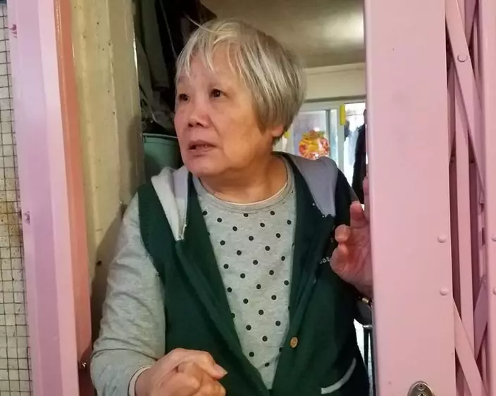 街坊伍太講述其兒子幫手救人並弄傷的經過。