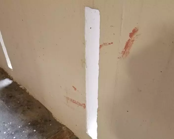 牆身留有血跡。