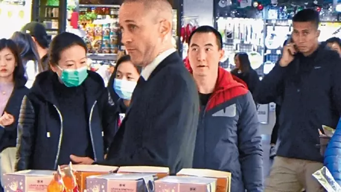 另一日,猷龍換上一身便服家庭樂,太太和女兒為安全計,戴上口罩出街。