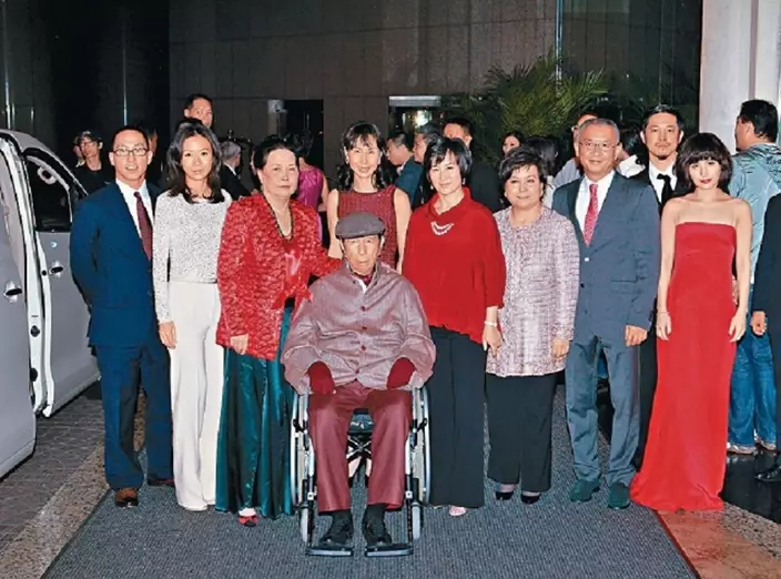 11年,賭王何鴻燊90大壽,二太藍瓊纓和5子女於酒店舉行壽宴。