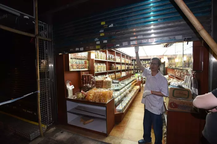 店鋪門鎖被撬,內有搜掠痕跡。