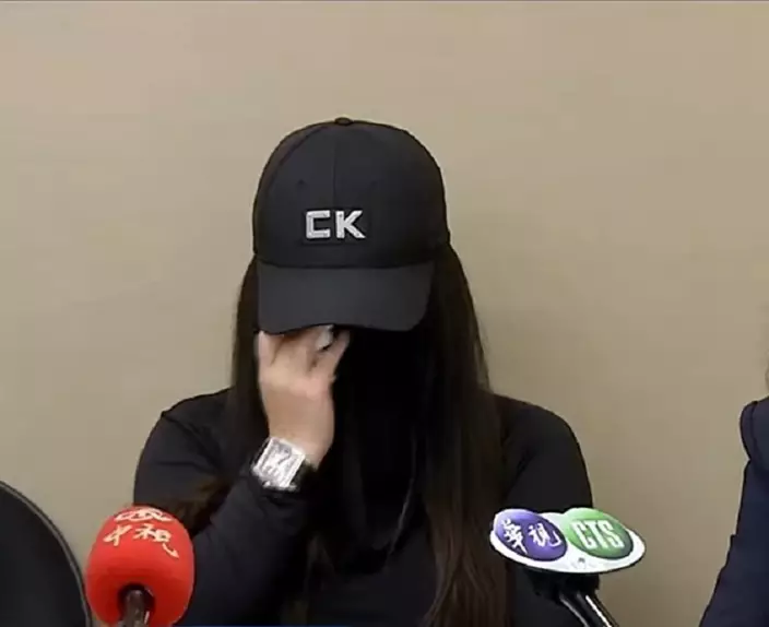 台灣女子哭訴毀容。網上圖片