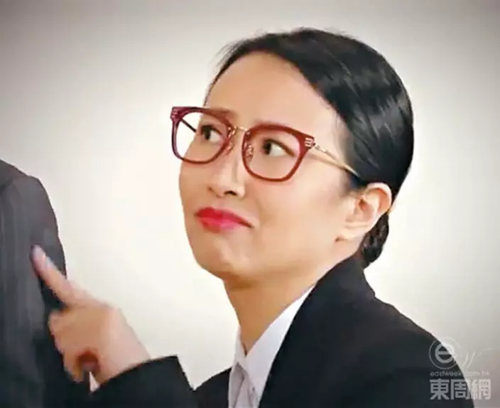 在劇中,「Rebecca」每集以行政人員套裝的典型OL裝扮示人,演活外表斯文內心寂寞難耐的飢渴剩女,成為網民心中的「姣」婆代言人。(《東周刊》圖片)
