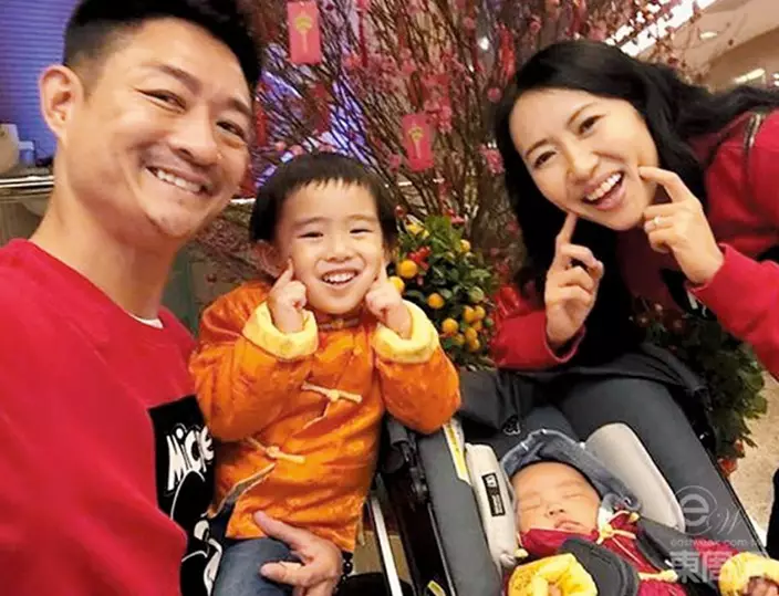 沈可欣與楊證樺是TVB的模範夫婦,2014年拍劇集《再戰明天》時拍拖,翌年結婚;2016年沈可欣高齡誕下長子Eugene,去年十二月再誕下幼子Sean,一家四口幸福美滿!(《東周刊》圖片)