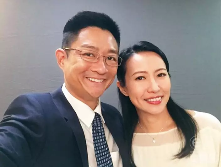 二人不時夫妻檔演出,曾在《踩過界》合演聾人夫妻;而為此劇,二人拍攝前練手語練足一個月,工作認真。(《東周刊》圖片)