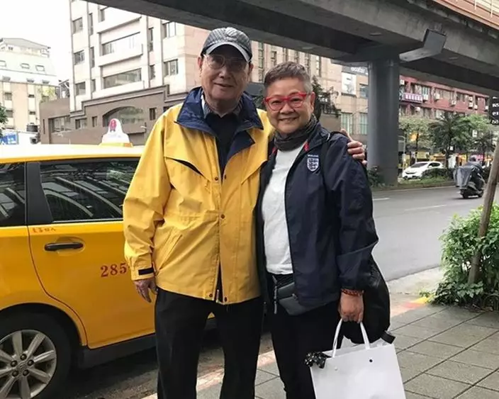 身穿鮮黃色外套和戴Cap帽的呂奇精神奕奕。