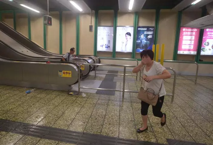 葵芳站衝突過後一片凌亂。