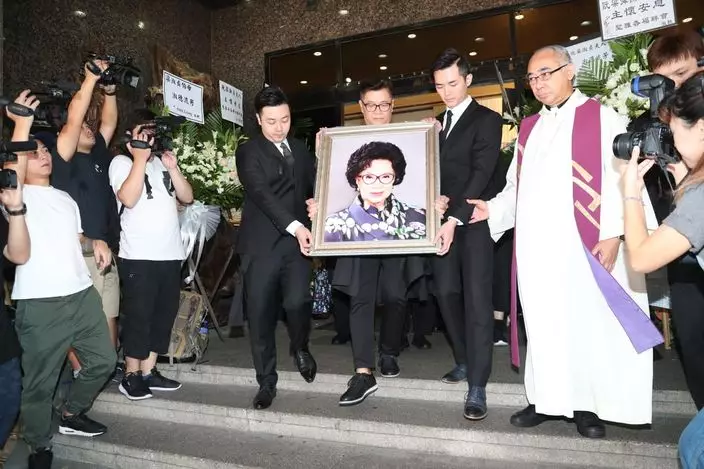 梁舜燕以天主教儀式出殯。