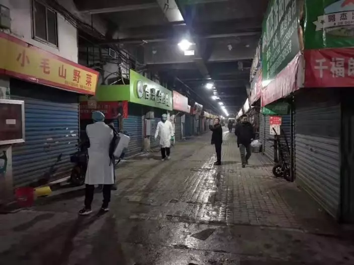 湖北武漢的華南海鮮市場發生多宗不明原因肺炎病例。(網上圖片)