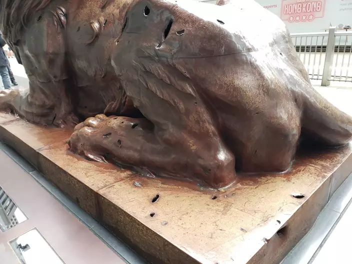 二戰期間,滙豐兩頭獅子身上所留下的彈痕仍保留下來。(本網記者攝)
