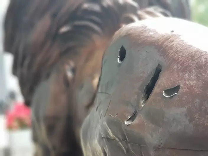 二戰期間,滙豐兩頭獅子身上所留下的彈痕仍保留下來。(本網記者攝)