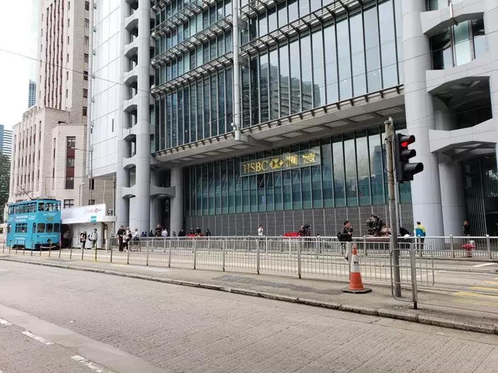 滙豐總行正門大閘關閉。