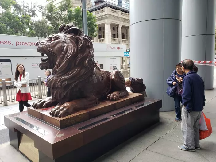 滙豐門前的一對獅子銅像昨日遭示威者以噴漆噴污。(本網記者攝)