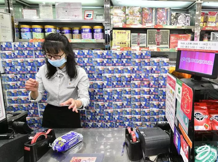 卓悅四分店中午起賣日本口罩。