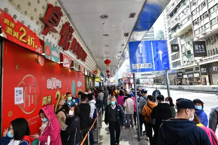 卓悅四分店中午起賣日本口罩。