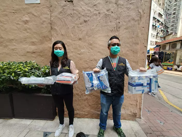 海關發現市面售賣的其中4款口罩含菌超標。