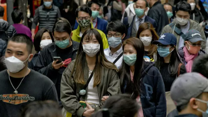 新冠肺炎疫情下，市民外出都戴上口罩以防受到感染。