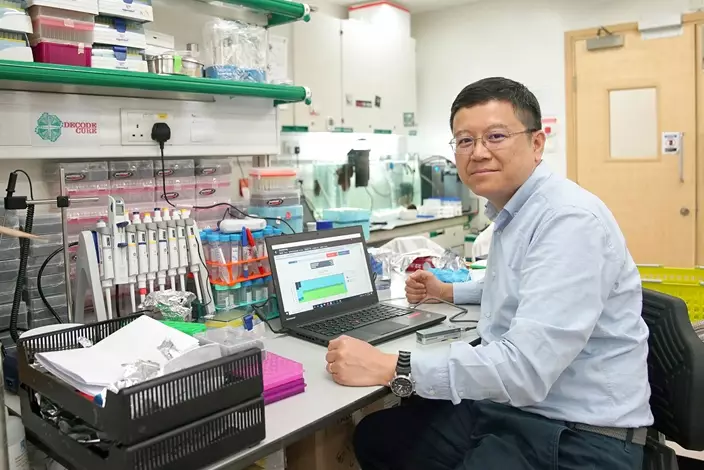 啟碼策生物科技研究團隊現時有7人，創辦人葉彬博士正研發以基因檢測病毒所引致的肺炎，有望建立更準確的病毒快速測試，期望約6個月後進行臨床試驗。