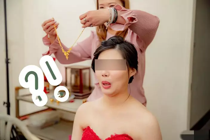 台灣一對新人花費2.4萬台幣（約6200港幣）聘用婚禮攝影師，照片質素卻十分參差。 Facebook 「爆廢公社」圖片