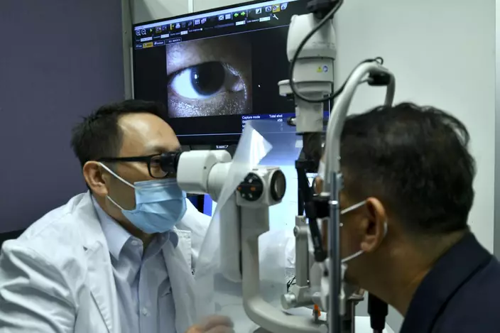 港大醫學院眼科學系臨床助理教授陳焯鴻(圖左)指，五成50歲或以上參加者有眼疾，比例較想像中高。