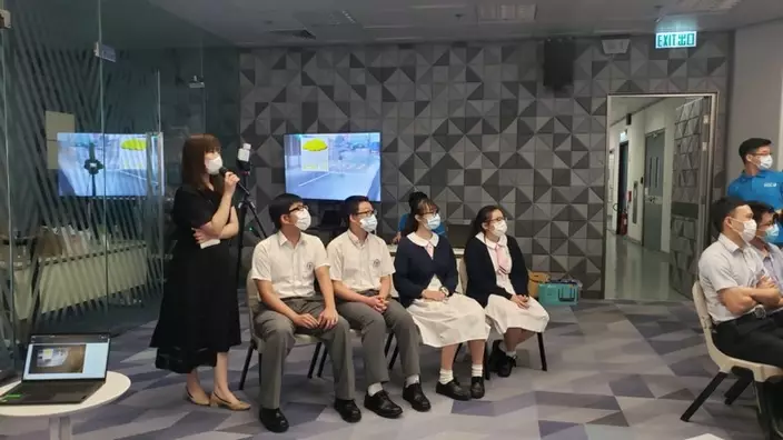 勇奪監督式學習DeepLens組別比賽冠軍的仁愛堂田家炳中學學生表示，為了提高他們程式辨認不同標示的能力，特意拍攝6千多張照片。