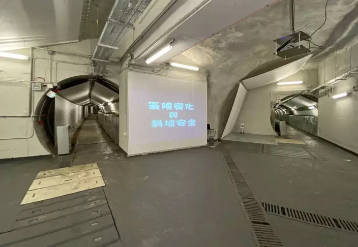 隧道內的兩條排水隧道。網誌圖片