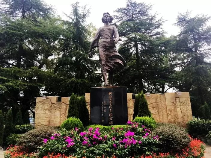 在家鄉漵浦縣竪立的向警予銅像纪念碑。