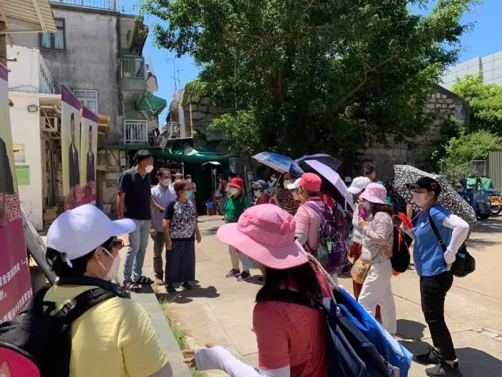 由於坪洲過往較少在社區出現這種宣傳品,因此吸引了不少居民駐足觀看。