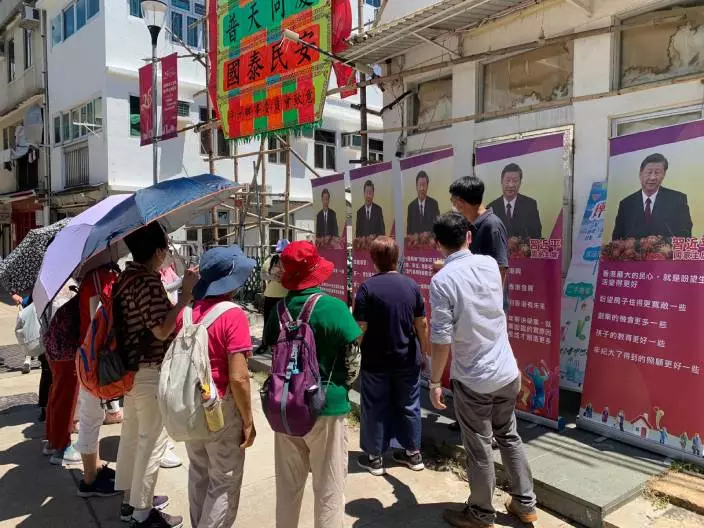 社區服務者向市民講解易拉架上的內容。