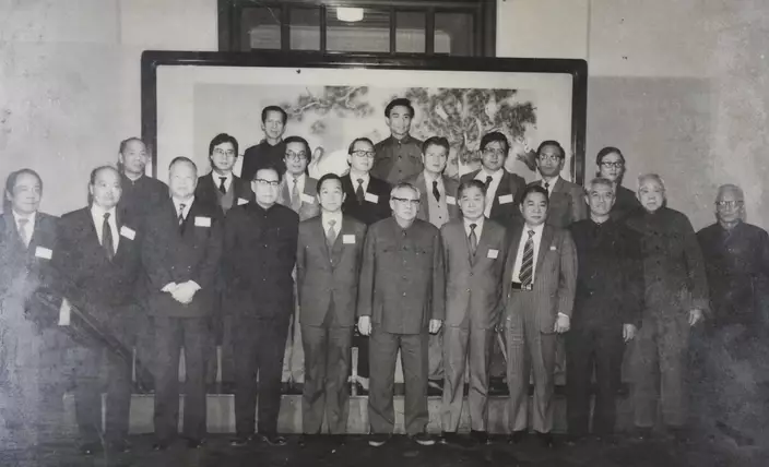 中英談判期間，香港各界名人訪京，獲廖承志(前排中)接見。