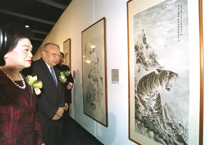 廖承志之母何香凝也是一位藝術家。圖為2003年，董建華出席何香凝藝術精品展。(資料圖片)