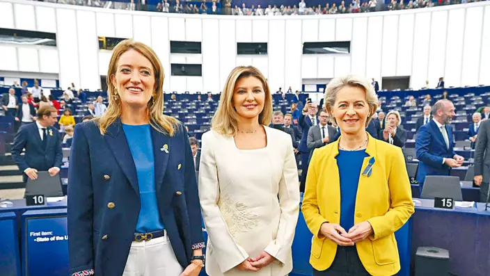 （左起）歐洲議會主席梅特索拉、烏克蘭第一夫人奧萊娜和馮德萊恩，周三於法國斯特拉斯堡的歐洲議會議事廳合照。