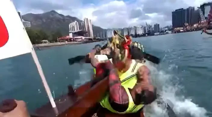 船頭擊倒坐船尾的划槳手。fb：「車cam L（香港群組）」