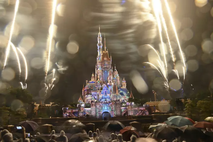 迪士尼樂園的城堡夜間煙花匯演一度闊別4年。資料圖片