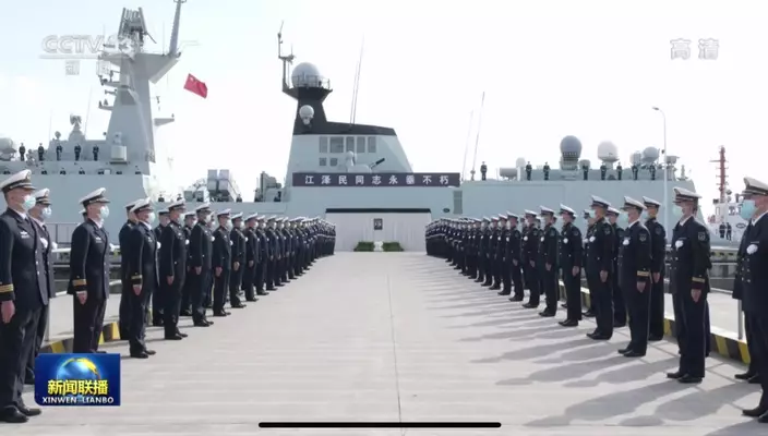 吳淞軍港碼頭，國旗半垂，海軍官兵整齊列隊。