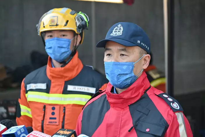吳贊良(右)表示，操練目的是令坍塌搜救專隊成員提升長時間搜救的能力。