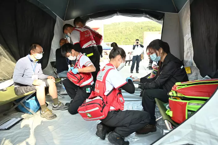香港紅十字會人員對傷者進行緊急治療和心理疏導。