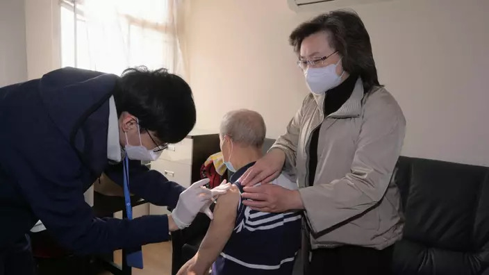 楊何蓓茵30日探訪鴨脷洲利東邨一名從未接種新冠疫苗的88歲長者。政府新聞處圖片