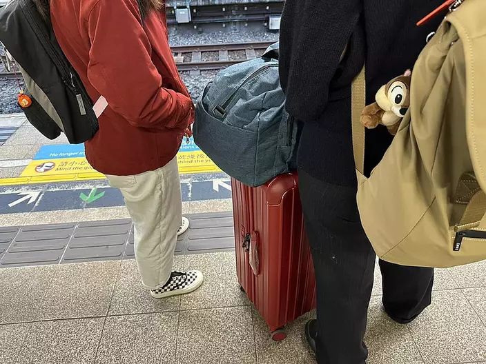 不少乘客帶着行李箱，相信是乘東鐵準備過關。
