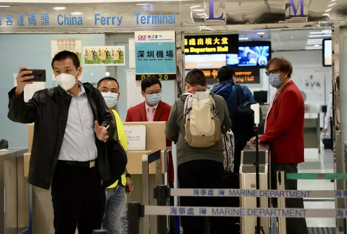 尖沙咀中港城的客運碼頭亦開始運作,有市民排隊等待過關。