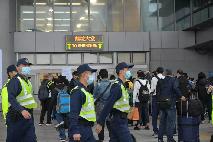 上午約8時，深圳灣口岸擠滿等候過關的市民。