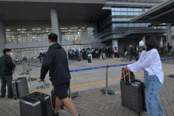 上午約8時,深圳灣口岸擠滿等候過關的市民。