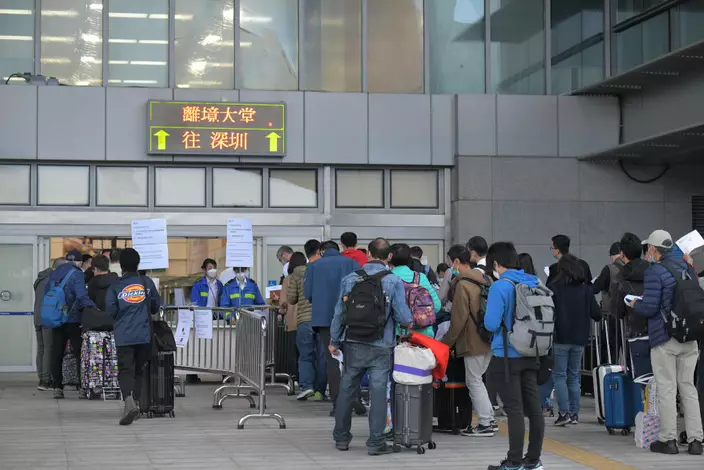 上午約8時，深圳灣口岸擠滿等候過關的市民。