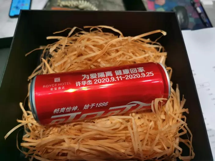 接受在內地酒店接受隔離期間，許華傑獲贈特別版罐裝可樂。