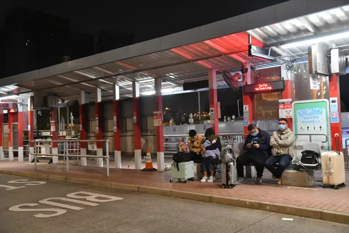 有市民一大早等車前往落馬洲口岸等待過關。