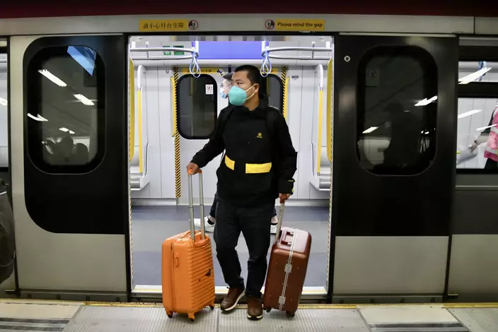 東鐵列車抵達落馬洲站,市民急不及待過關。