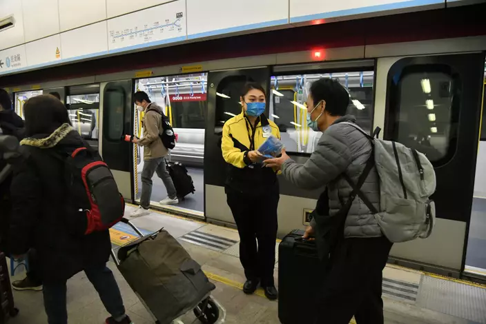 東鐵列車抵達落馬洲站,市民急不及待過關。